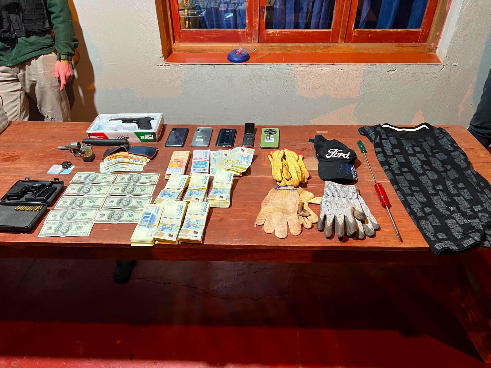 En pocas horas la Policía capturó a dos integrantes de una banda y recuperó 14 millones robados en Cerro Azul.